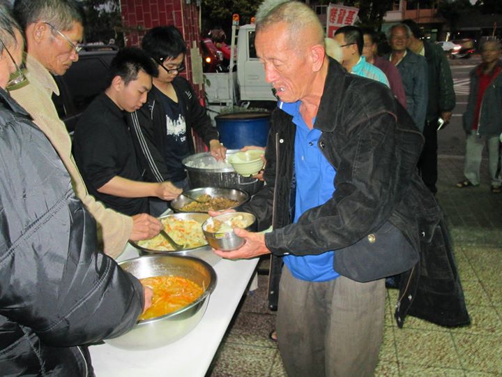 他總是背著深灰色的小背包，獨走在台南城的街道上。餓了，就走回台南恩友來吃飯。
