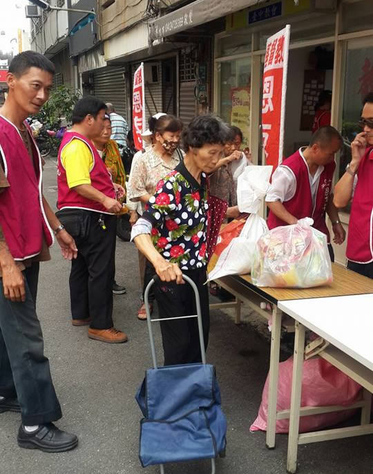 中部恩友中心同工,協助會後發放生活物資