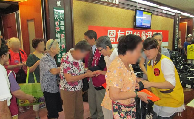 活動結束後發送各樣日用物資