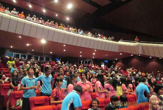 參予的人數含陪同的家屬約有近千人