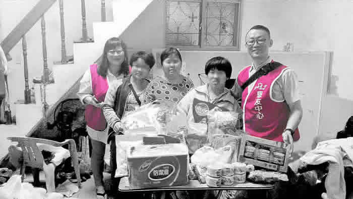 位居大雅的這個家庭，有三位成員，每位都領有身心障礙手冊（母親、大女兒、小女兒）