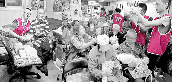 阿琴姊妹不會聽，也不會說，和她父母聊天，得知在她出生三個月的時候發高燒，之後整個情况就不對了，從此就不哭也不鬧，直到現在跟她説什麽她也不懂。