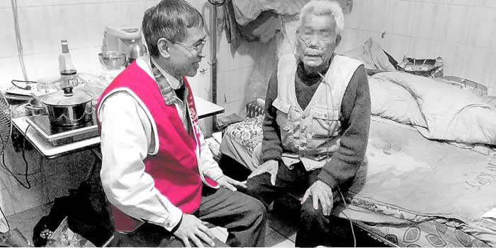 十年前，蘇先生正值52歲時就中風了，妻子全天候獨力照顧他，但因為長期累積的疲憊