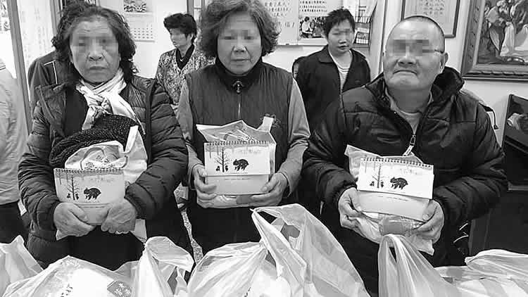 開山里的小屋，在塵囂的邊境。鄭老伯45歲智能不足的兒子蹲在門邊整理著資源回收物。