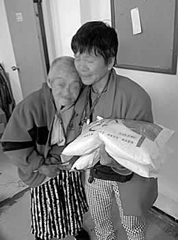 近六十歲的鄭姊妹經聾啞機構轉介貧困個案，恩友中心得知有許多身障貧困者的需求，隨即帶領至志工到案家關懷探望