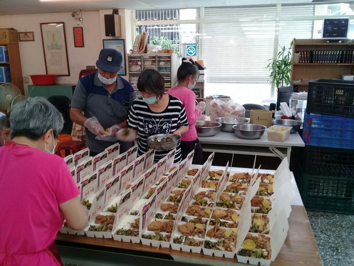 三年前還未信主的貧弱家庭，如今已是全心投入的志工，願意犧牲假期，為其他的貧弱朋友服務。