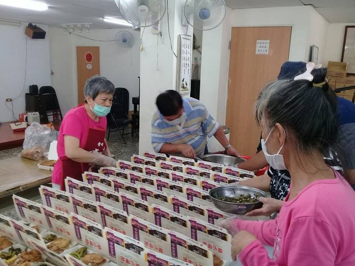 三年前還未信主的貧弱家庭，如今已是全心投入的志工，願意犧牲假期，為其他的貧弱朋友服務。