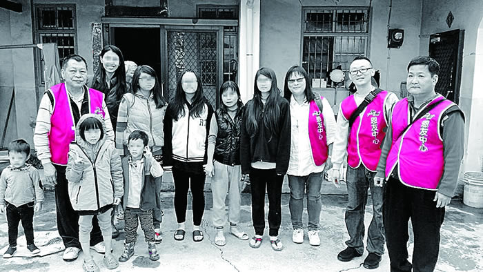 八年前第一次來到阿吉家，他與外籍妻子和三位女兒住在廟旁一家狹小房子裡，周圍都是墳場，全家僅賴阿吉板模打零工度日，生活非常困頓！