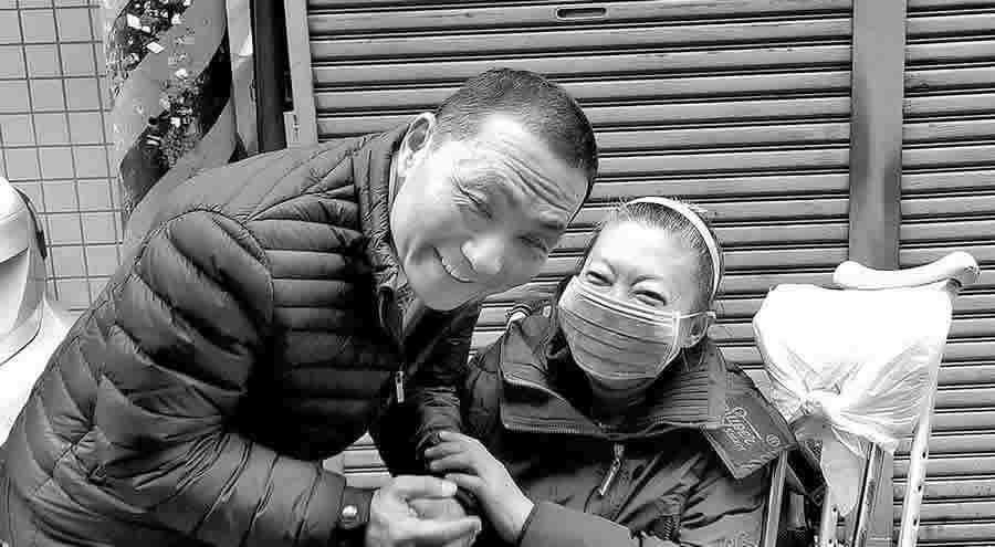 趙姊妹自小雙腳小兒麻痺不良於行，輪椅和拐杖是她的代步工具