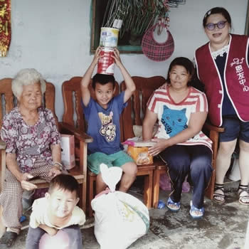 家住南投縣水里鄉民和村的杜姊妹，家境清苦，先生也因罪入獄，來恩友中心求助的她認識主耶穌後，每週熱心帶著孩子來參與服事。