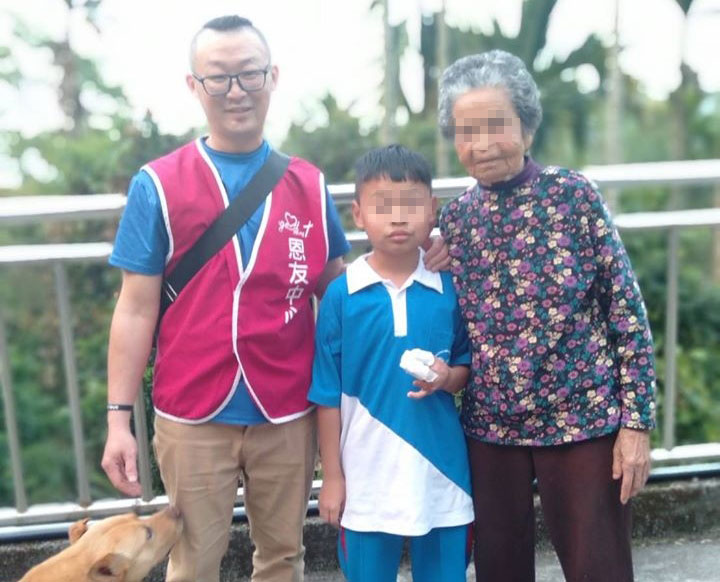 家住國姓鄉港源山上的祥祥小弟弟，母親因受僱幫忙養鹿維持全家生計，去年上