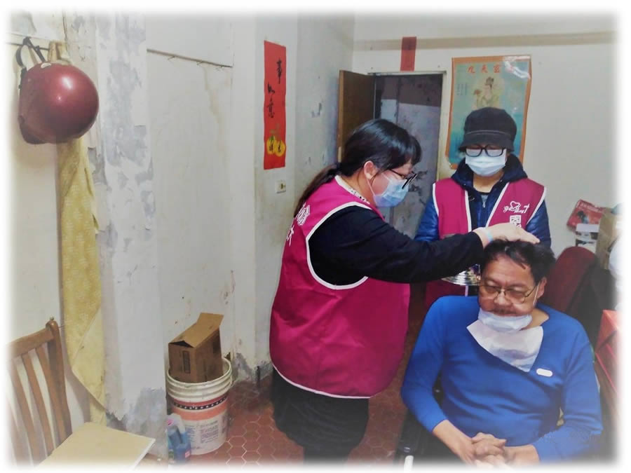 2020年最後一天，我們收到紀弟兄的求助而來探望他，3歲即罹患小兒痲痺的他殘而不廢，曾作照護員養活自己，後來因遺傳性糖尿病愈來愈嚴重，進而有高血壓、中風、罹患癌症…，臉部開刀，下巴的肉是從大腿挖出填補的，口水會不時從缺口流下…