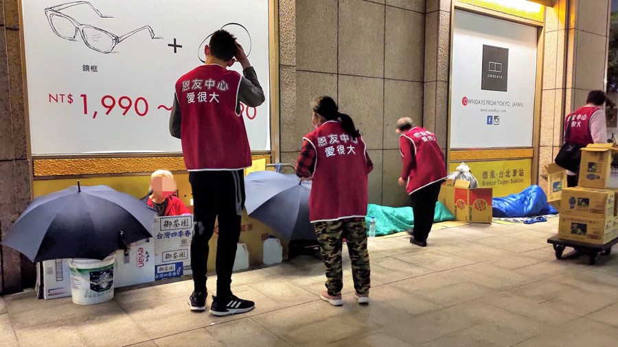 我實在告訴你們，這些事你們既做在我這弟兄中一個最小的身上，就是做在我身上了