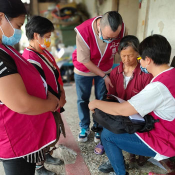 你們要將一切的憂慮卸給神，因為祂顧念你們。