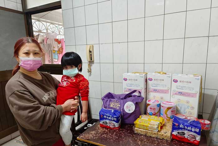 租屋在新北五股區的單親媽媽，為了兩位小孩而辭掉工作，獨自照顧年幼孩子…