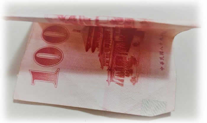 年初一早晨，蘇弟兄手中捏著皺折的一百元，一如往常地來到台中教會奉獻…