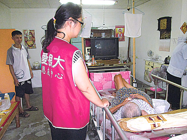 一家四口就住在用水泥搭建十分簡陋的平房