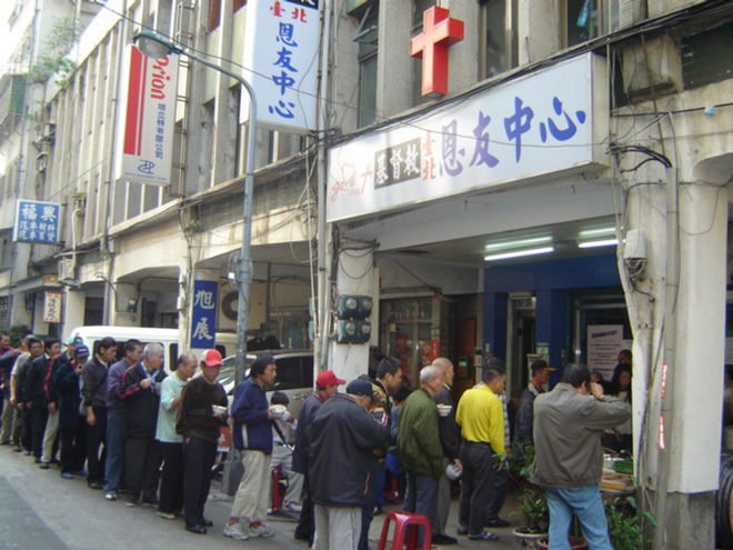 2004年成立台北恩友中心在長安西路巷內。
