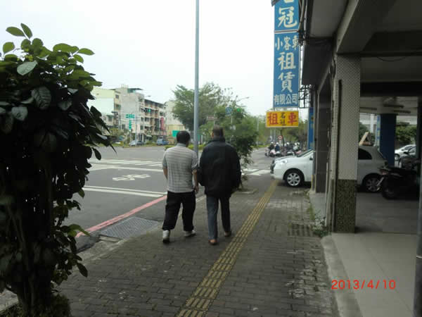 陪著陳仔去散步