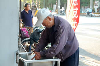 阿公用完餐後把自己帶來的碗洗乾淨