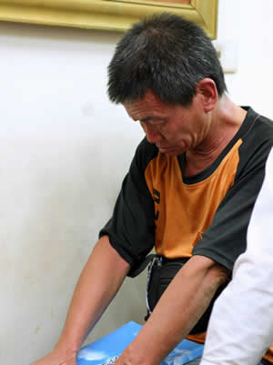 老鼠說他生病了，因為撐不住了所以回去找自己的兄弟姊妹求助。