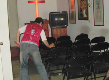 這些日子以來，阿全每天下午來到台南恩友的第一件事，就是自己拿起拖把來把整個大廳拖一遍。