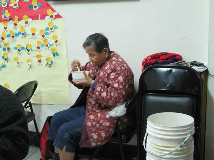 傍晚的東豐路上，蓮阿嬤從轎車上下來，默默走進台南恩友中心來