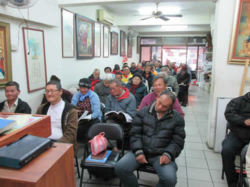 鱷魚最近頭都會歪一邊，有時候歪著歪著，竟會摔下椅子。