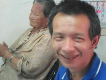 阿貴現在每一餐都陪著阿嬤坐.