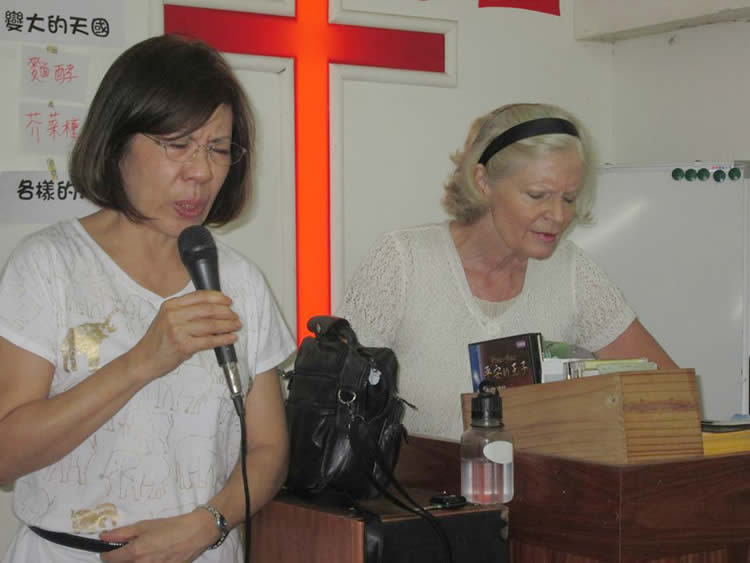 有一次劉老師因為有事沒能來口譯，我們正在著急