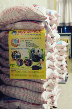 今天我看見這39包米，好奇問了順德傳道，這些米的由來時，才發現這些都是藝人朋友送的