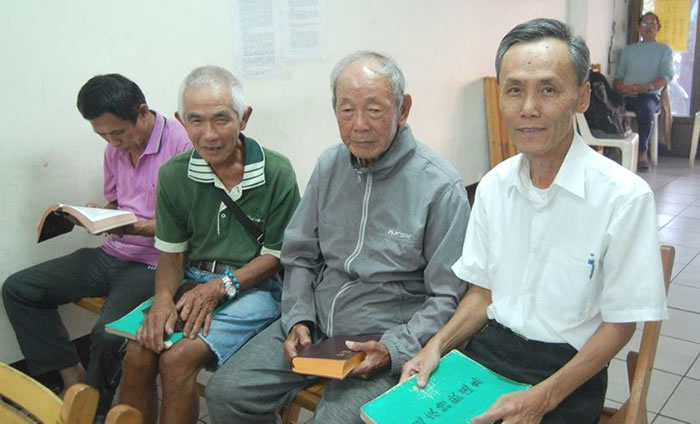 63歲的王宗賢（右邊）