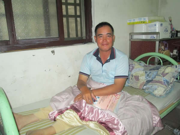 馬先生在工地不幸受傷，醫生宣告終生必須倚靠輪椅，馬太太在這樣的打擊下，仍堅強的一肩挑起全家生計