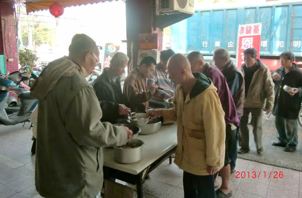 獨居老人，是阿毛伯現在的代名詞，住在幾坪不到的租屋裡的他，每天都要走老遠的路到我們恩友中心用餐。