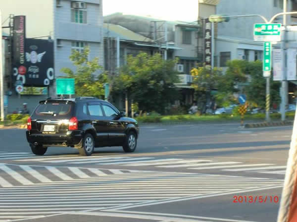 這是位於東豐路34號台南恩友中心的大馬路。  車水馬龍的平坦四線道，曾經帶來多少街友？