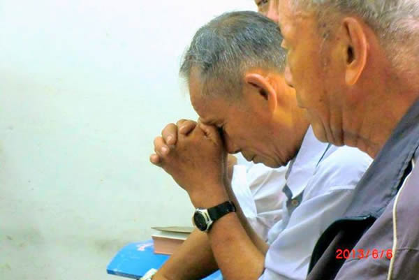 他是個單親爸爸，有個非常乖巧的女兒。女兒非常愛讀書，父親也一路栽培讓他讀到大學畢業，甚至準備一大筆錢讓女兒出國留學。