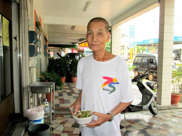 你們可以收容我父親嗎，我真的不願意他再住廢棄的防空洞了.....