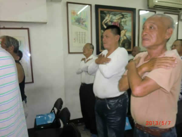 大家都叫他大支（圖右二）。因為他長的實在是很大一支，已來到恩友中心用餐近半年。