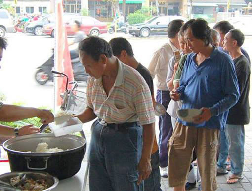 台北仔（中間藍衣）中間這位穿藍衣服的年輕人，大家都叫他台北仔。