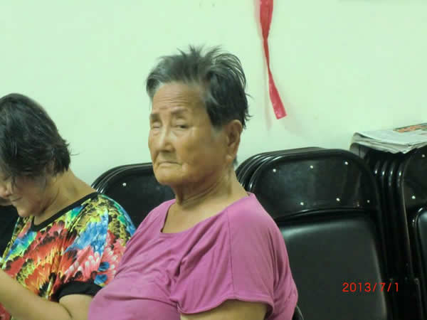 80歲的獨居阿嬤，獨眼、重聽，被棄養。總是騎著一部老舊的腳踏車從鐵支路的另一端慢慢來到台南恩友中心。