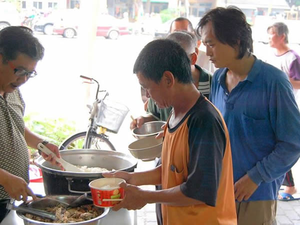 老鼠他的綽號叫做老鼠。（圖前第一位橘衣者） 他自己說自己因為從小長的瘦瘦小小的，所以一直被叫做老鼠。