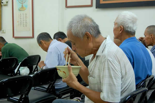 他是阿成，將近70歲的老阿伯，身體還十分硬朗，老是跟我們展示他的肌肉，告訴我們他以前當兵是蛙人部隊的班長。