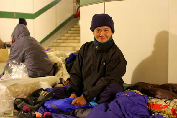 氣象報導今晚氣溫將驟降至八度，聽了令人不禁打顫，而與行傳教會的青年前往東豐地下道發送麵包，沿途也是寒風凜冽。不過，地道裡的老鼠哥心卻是暖和的。