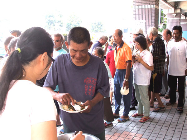 東港街頭，常常可以看見一個年輕人推著一個年老的婦人穿梭在大街小巷，他們就是小黃和他的老母親。