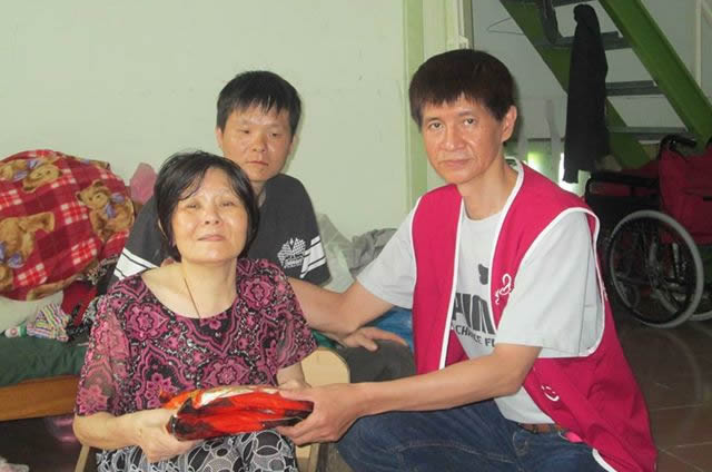 新竹市區的母子在市區某個簡陋的鐵皮屋裡