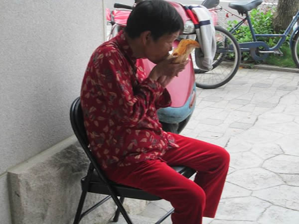 同工一早起來，看到媽媽又來到騎樓下等教會開門