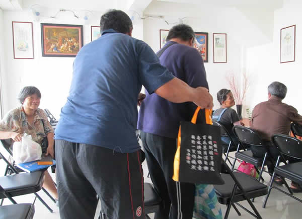 兄弟倆，哥哥牽著眼睛看不見的弟弟，只能慢慢的走