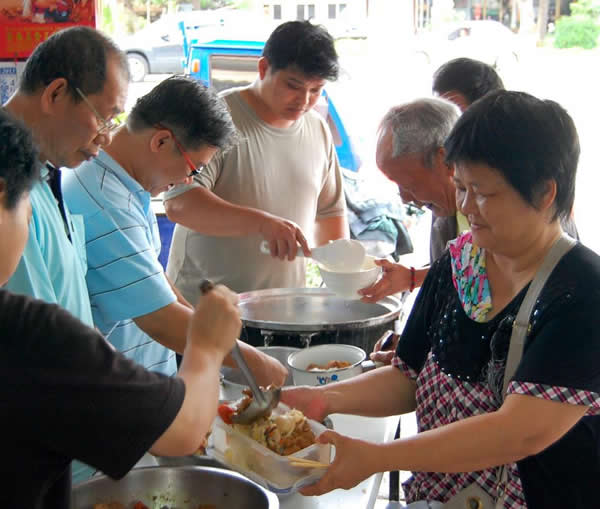 她是阿麗姊，一位堅強的台灣妻子和母親。