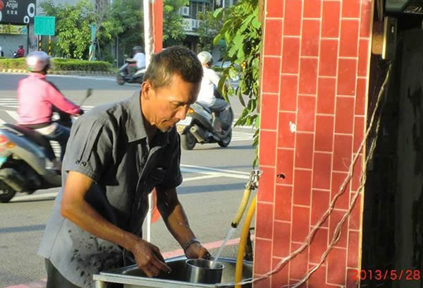 記得我剛來台南的時候初次遇見他，只見他緊張兮兮的跟我說：「剛剛有人要找我單挑！」