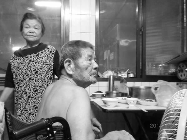 從悶熱的大廚房穿越，我們進到了原本是儲存室的大房間裡面，見到了林爺爺一家八口人。